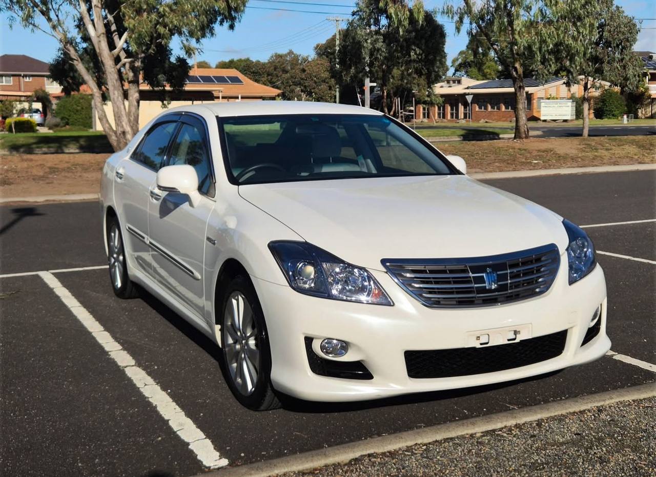 2009 Toyota Crown Hybrid - Image 2