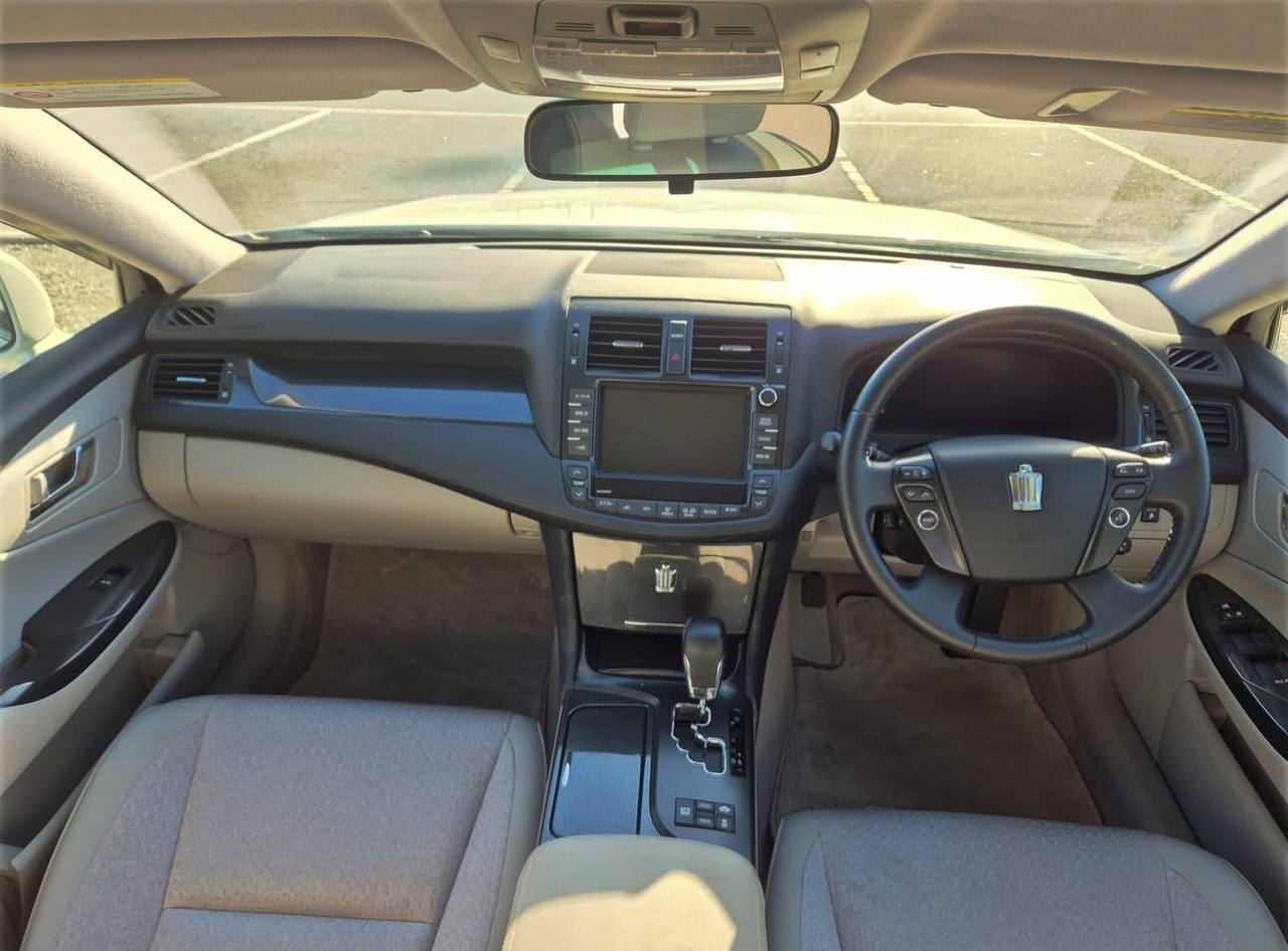 2009 Toyota Crown Hybrid - Image 7