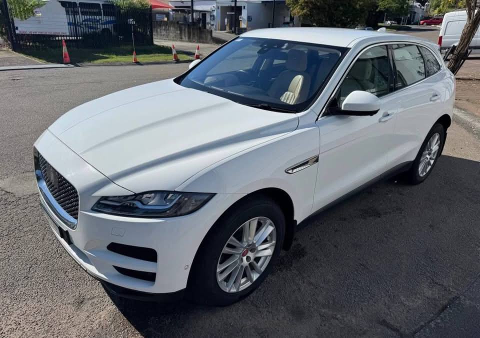 2018 Jaguar F-PACE 3.0L Twin Turbo - Image 4