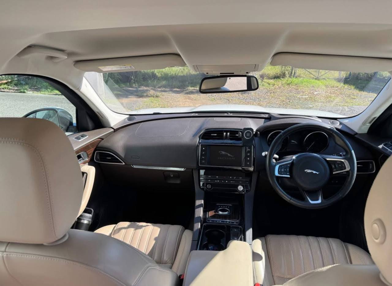 2018 Jaguar F-PACE 3.0L Twin Turbo - Image 3
