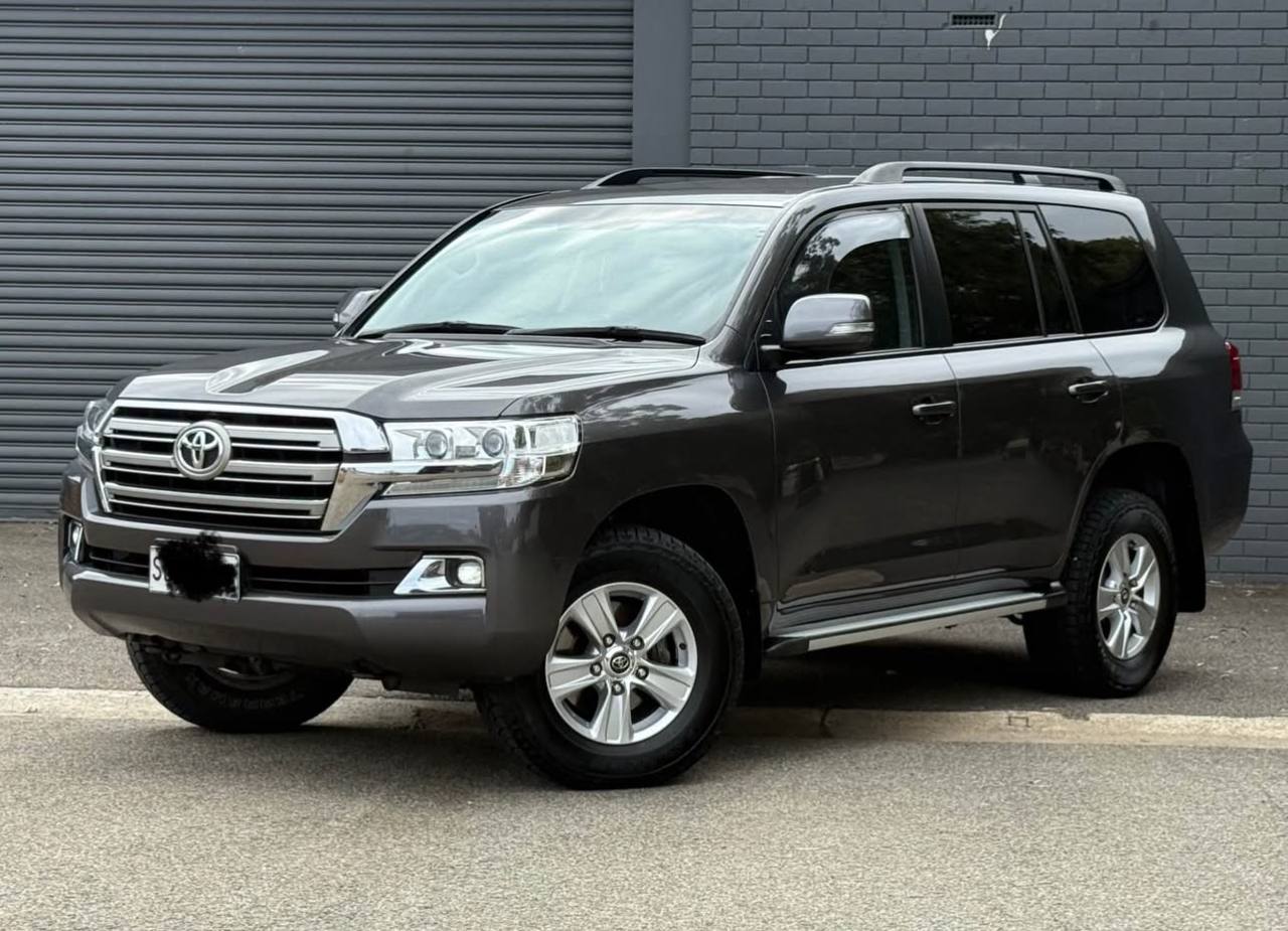2018 Toyota Land Cruiser GXL - Image 2