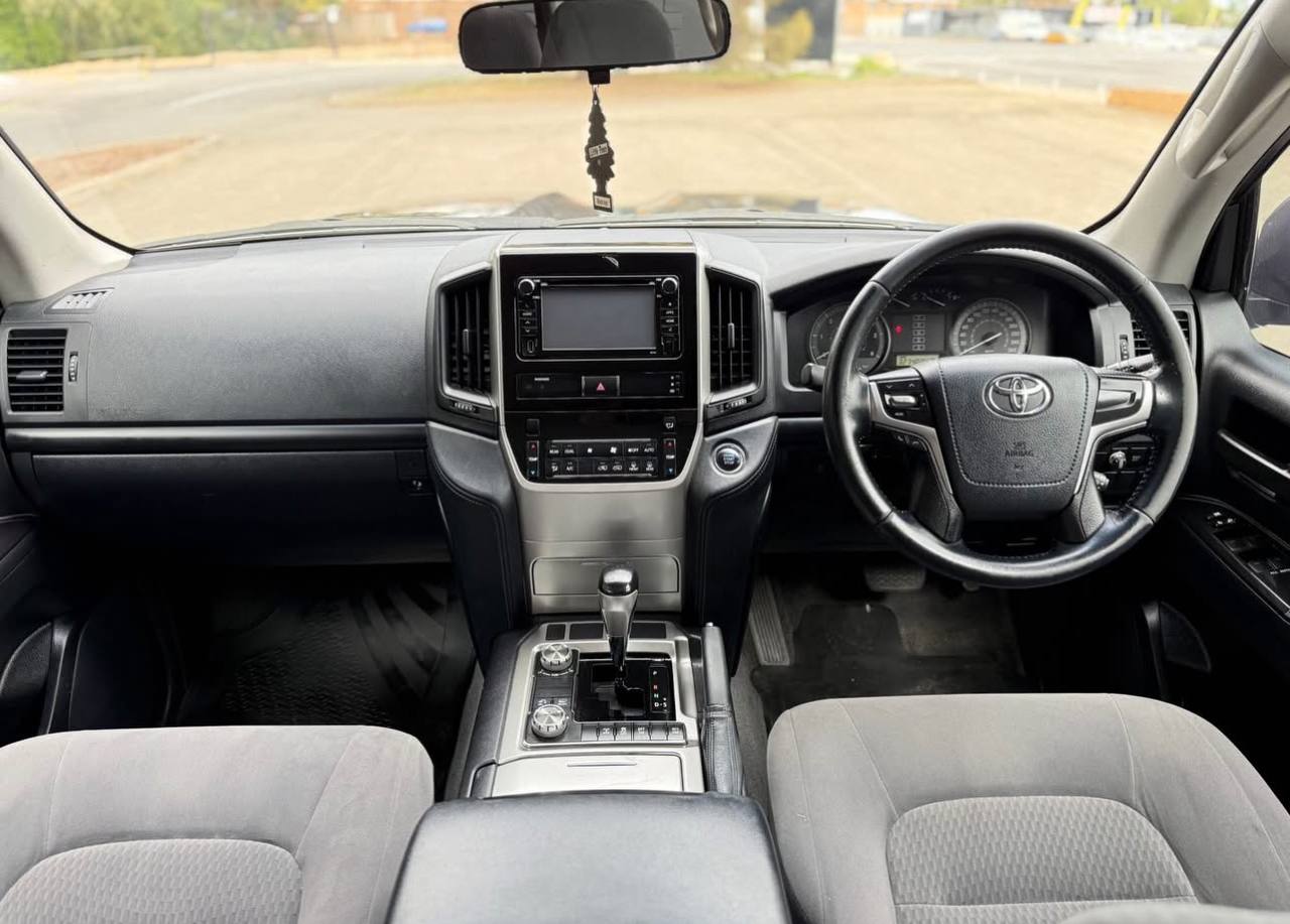 2018 Toyota Land Cruiser GXL - Image 10