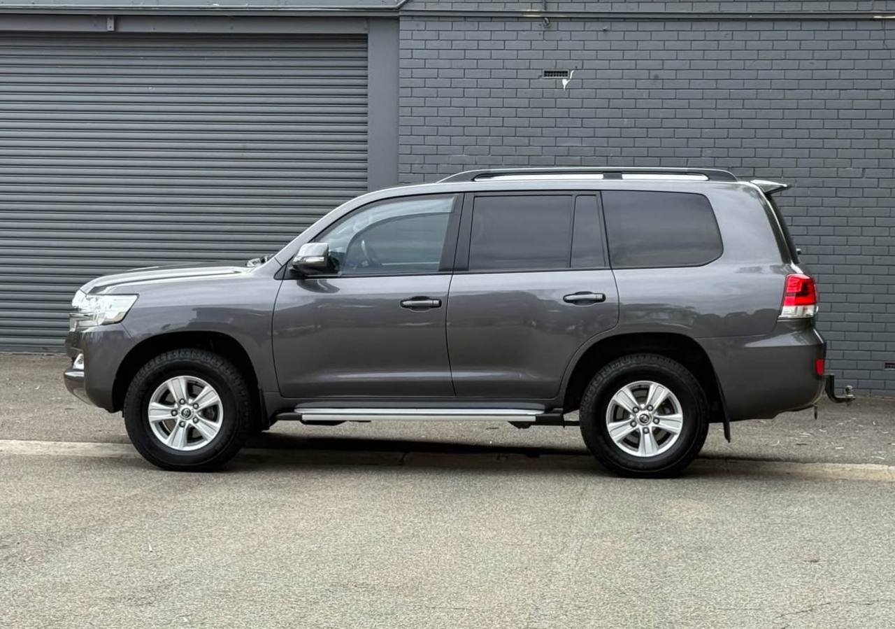 2018 Toyota Land Cruiser GXL - Image 3