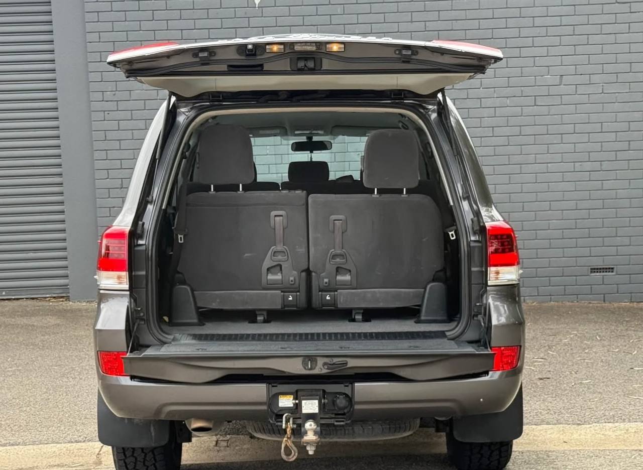 2018 Toyota Land Cruiser GXL - Image 4