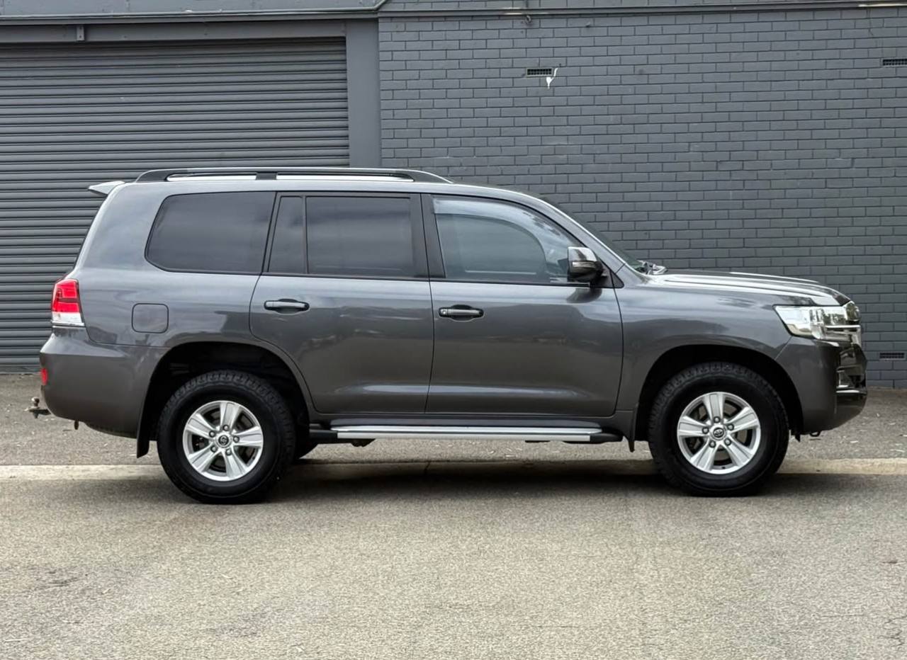 2018 Toyota Land Cruiser GXL - Image 5