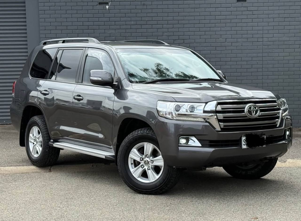 2018 Toyota Land Cruiser GXL - Image 6