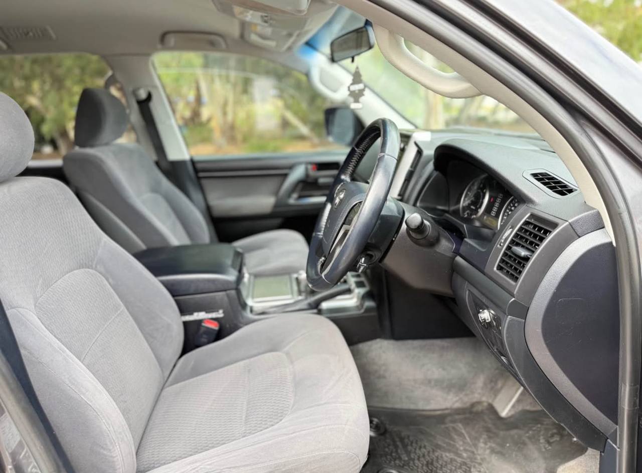 2018 Toyota Land Cruiser GXL - Image 9