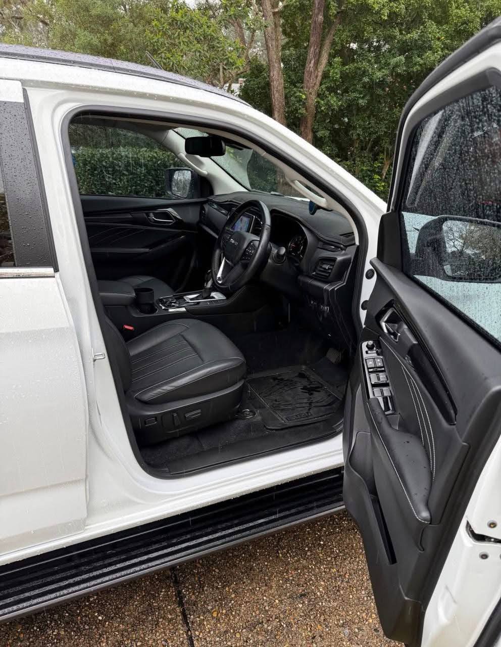 2023 ISUZU MU-X - Image 3